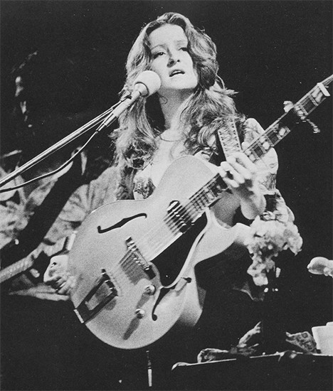 Bonnie Raitt on stage