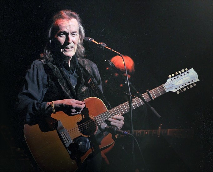 Gordan Lightfoot on stage
